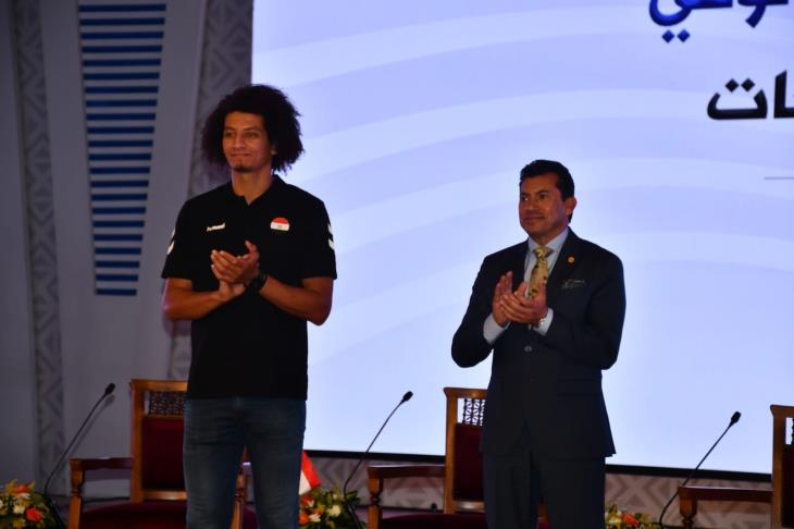 وزير الرياضة وعلي زين